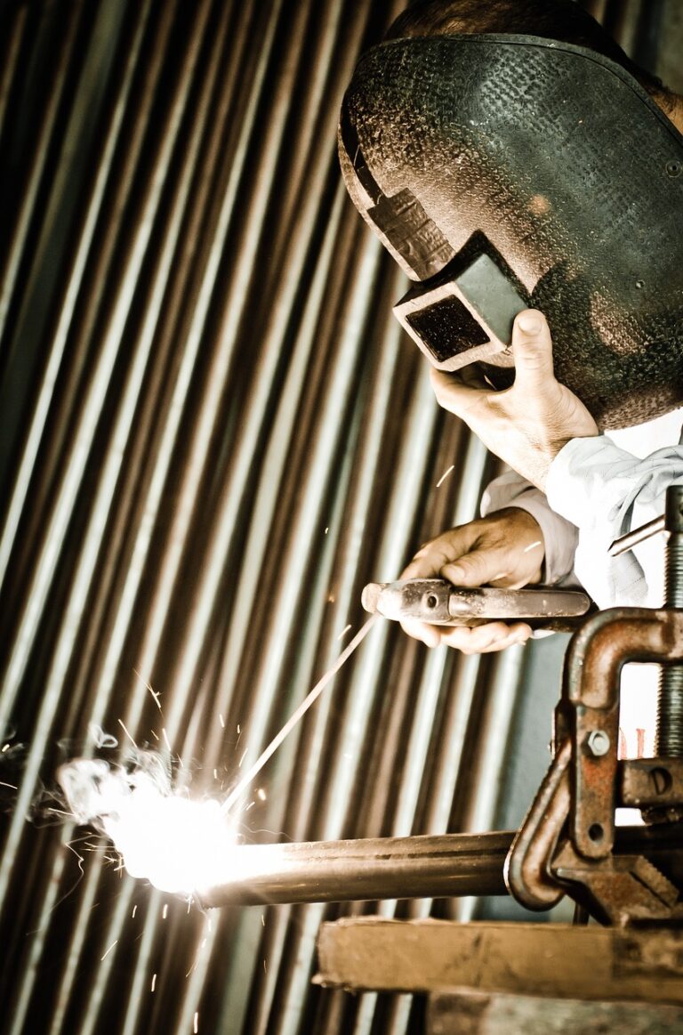 welding, man, helmet-181656.jpg